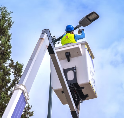 Technicien intervenant sur un luminaire d'éclairage public