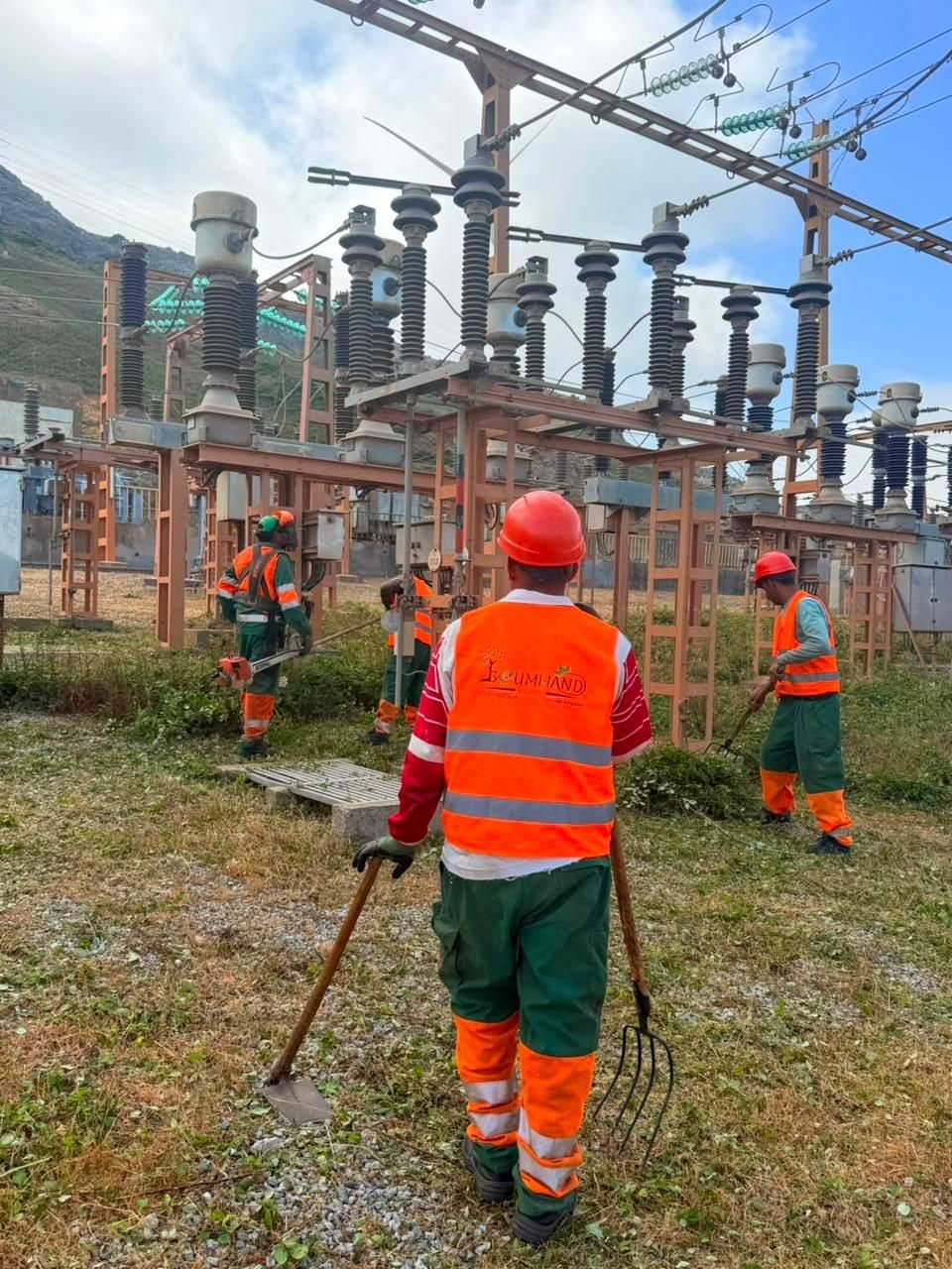 Technicien BOUMHAND GROUP effectuant l'entretien de végétation dans un poste électrique haute tension