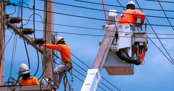 Techniciens BOUMHAND GROUP en intervention sur un réseau électrique aérien