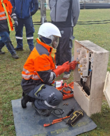 Technicien BOUMHAND GROUP sur une intervention réseau électrique